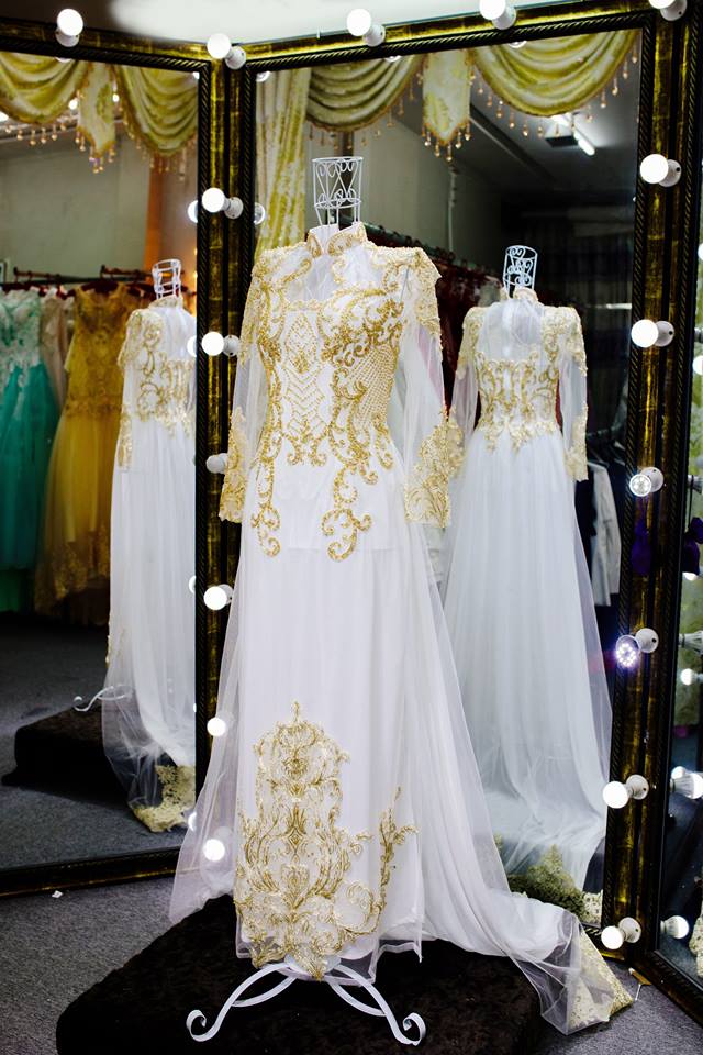 áo dài cưới màu trắng với ren vàng 3D sang trọng
